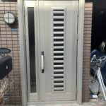 茨木市中条町　ドア新品カバー工法