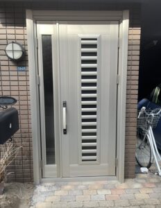 茨木市中条町　ドア新品カバー工法