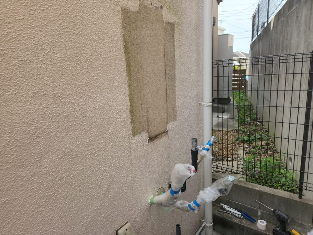 茨木市　外壁塗装　給湯器裏