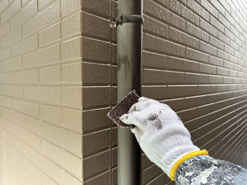 雨樋の塗装をおこないました。茨木市の現場にて