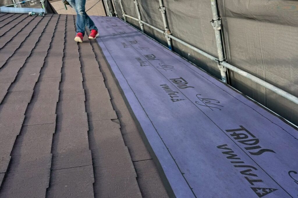 茨木市 屋根 ルーフィング貼り施工中