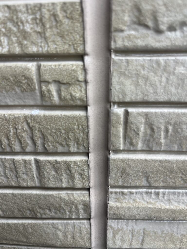 6年前に塗装したコーキングと付帯部塗膜（枚方市の現場から）