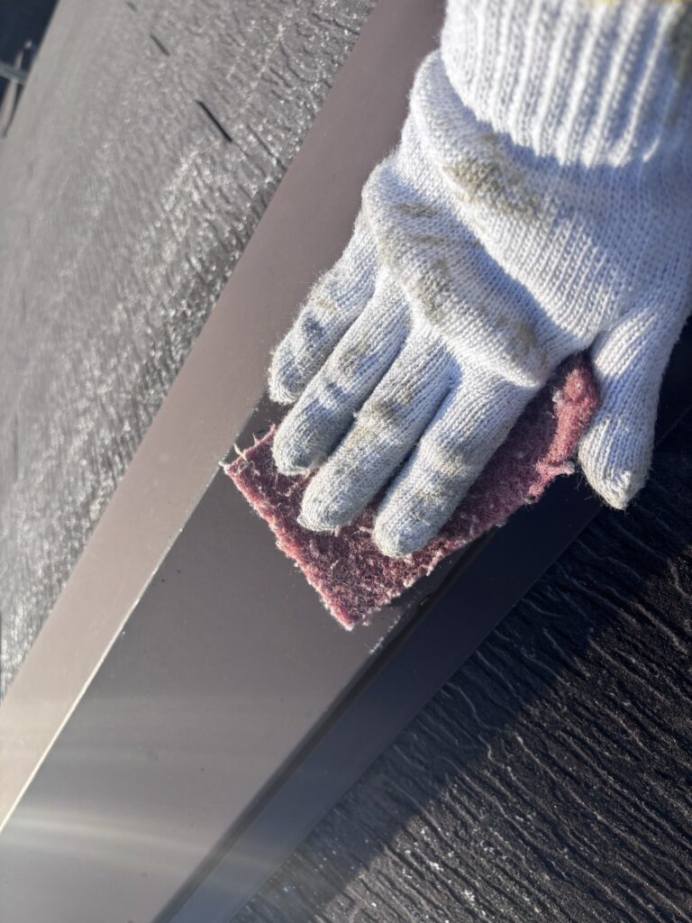 本日は屋根板金下地処理です　研磨は怠らずにやります茨木市現場より